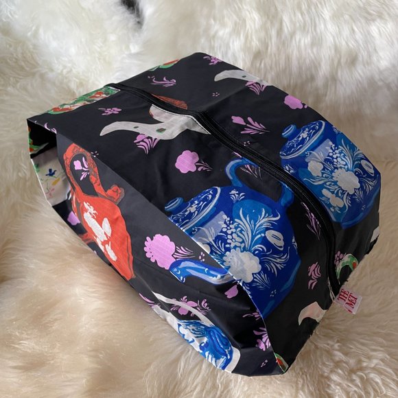 NWOT Baggu 3D Zip Pouch Large - The Met - Painted Teapots - Picture 1 of 4